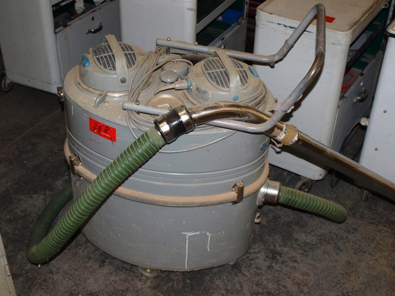 Used Nilfisk GST industrial vacuum cleaner for Sale (Auction Premium) | NetBid Industrial Auctions