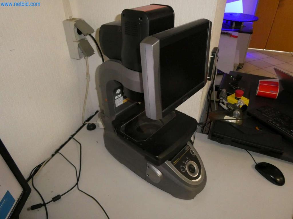 Keyence IM-6120 Profile measurement projector