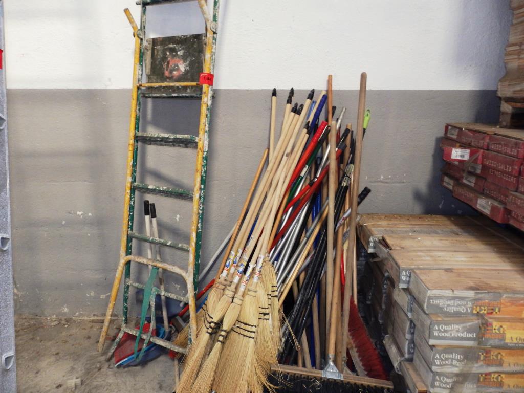 Used Set of Brooms, scrubbing brushes and metallic stairs for Sale (Trading Premium) | NetBid Industrial Auctions