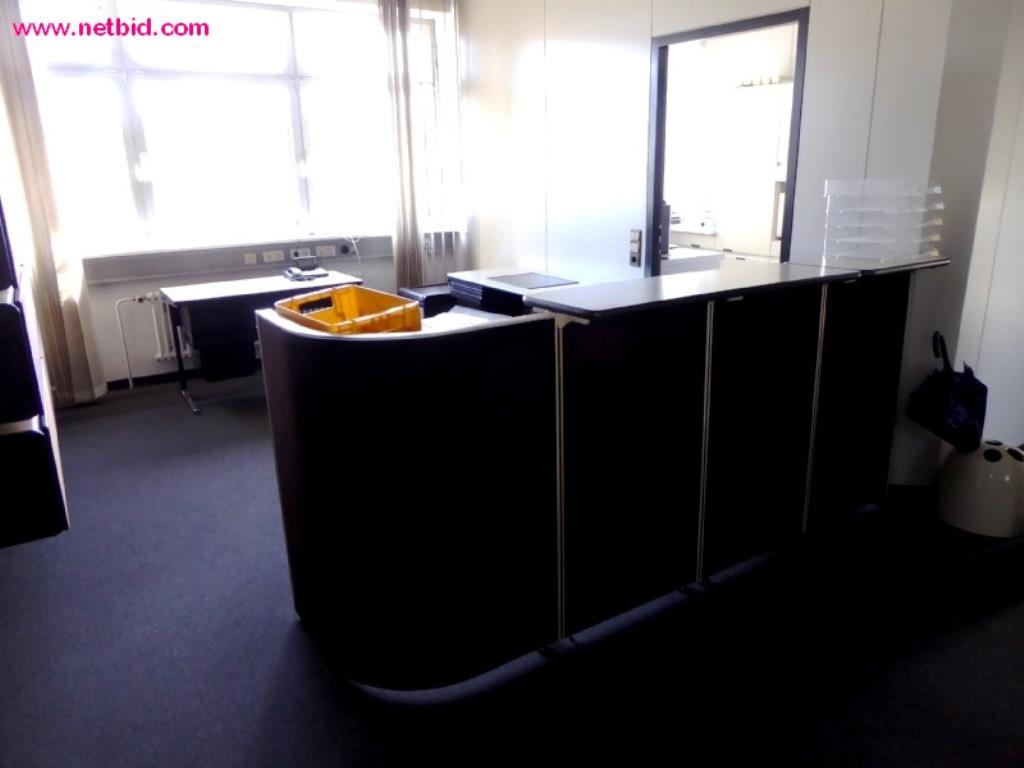 Used Desk for Sale (Trading Premium) | NetBid Industrial Auctions