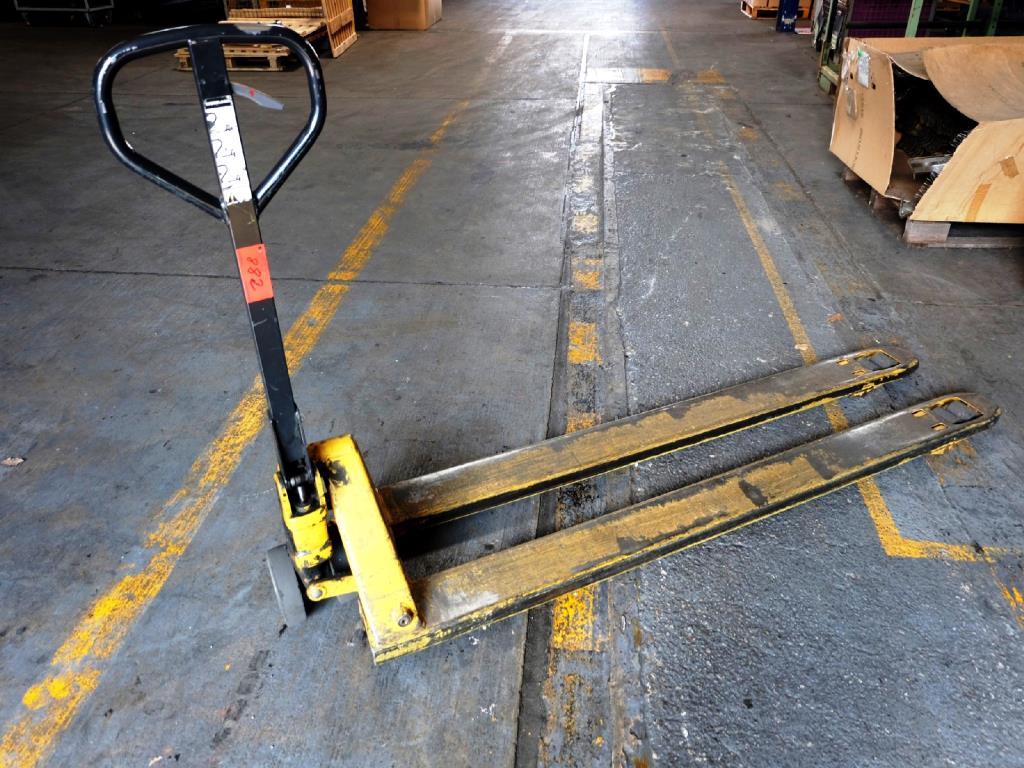 Used Crown Pallet truck for Sale (Auction Premium) | NetBid Industrial Auctions