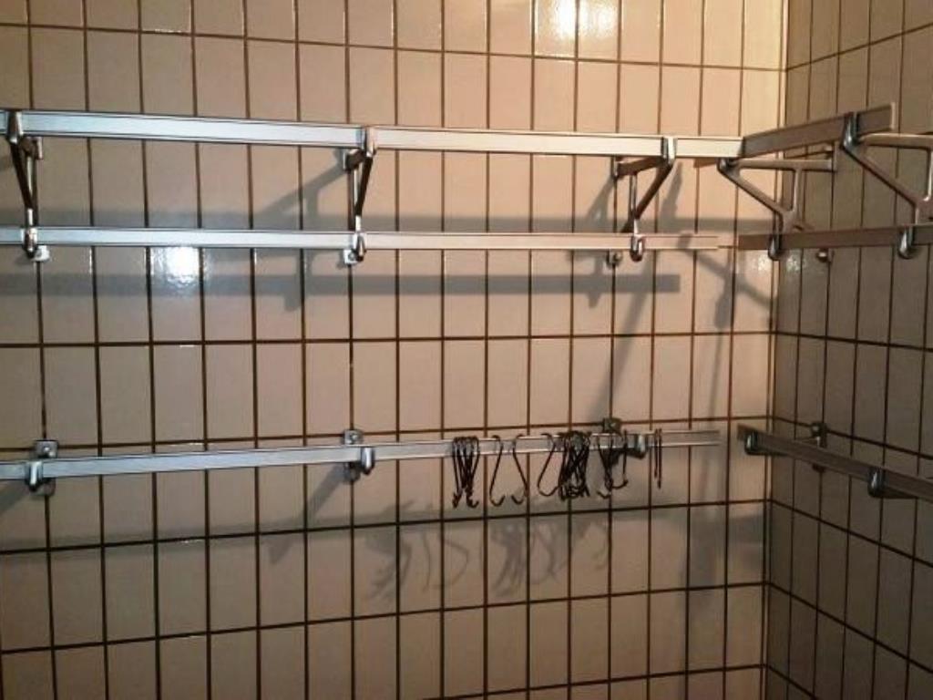 Used 30 lfm. rack with hooks for Sale (Trading Premium) | NetBid Industrial Auctions