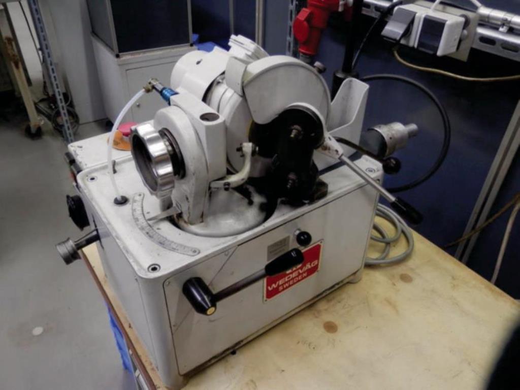 Well-maintained mechanical equipment and various tool grinding machines