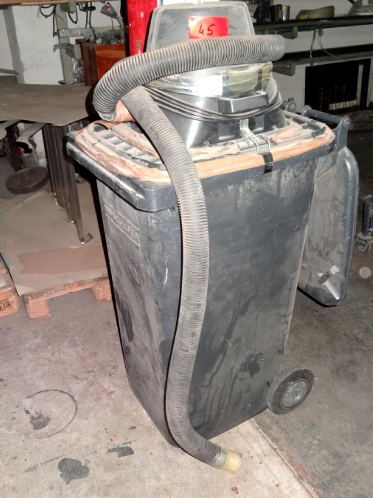 Used SSI Schäfer Manutec Mammut Industrial vacuum cleaner for Sale (Auction Premium) | NetBid Industrial Auctions