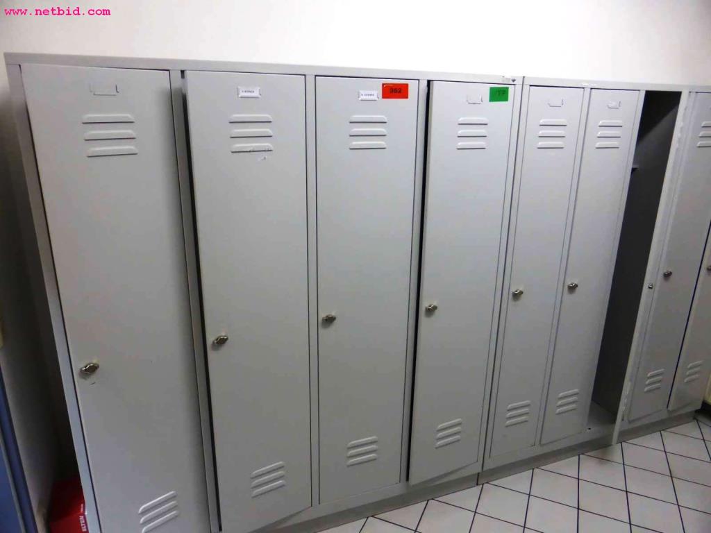 Used 2 4-compartment changing lockers for Sale (Auction Premium) | NetBid Industrial Auctions