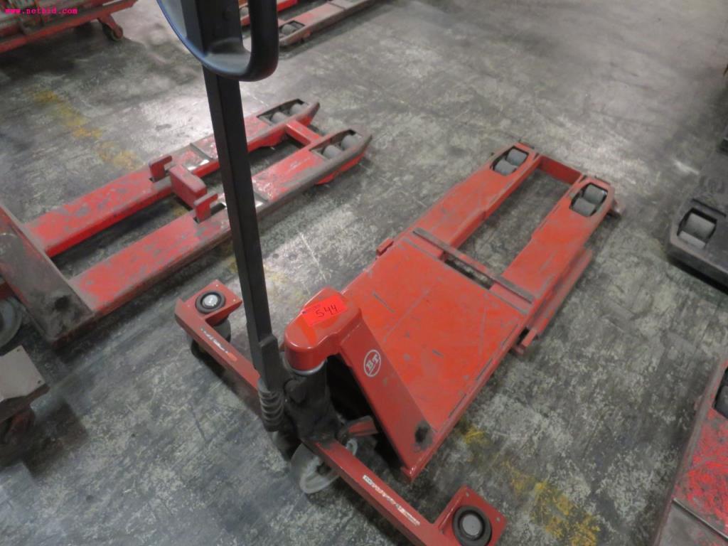 Used BT hand-guided pallet lift truck for Sale (Auction Premium) | NetBid Industrial Auctions