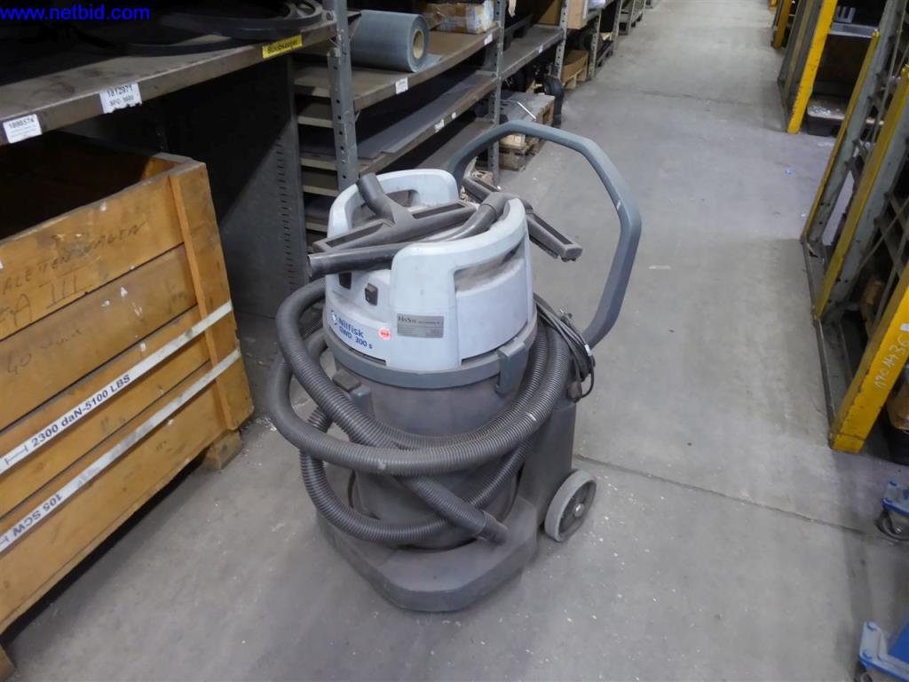 Used Nilfisk GWD 300 s Industrial vacuum cleaner for Sale (Auction Premium) | NetBid Industrial Auctions