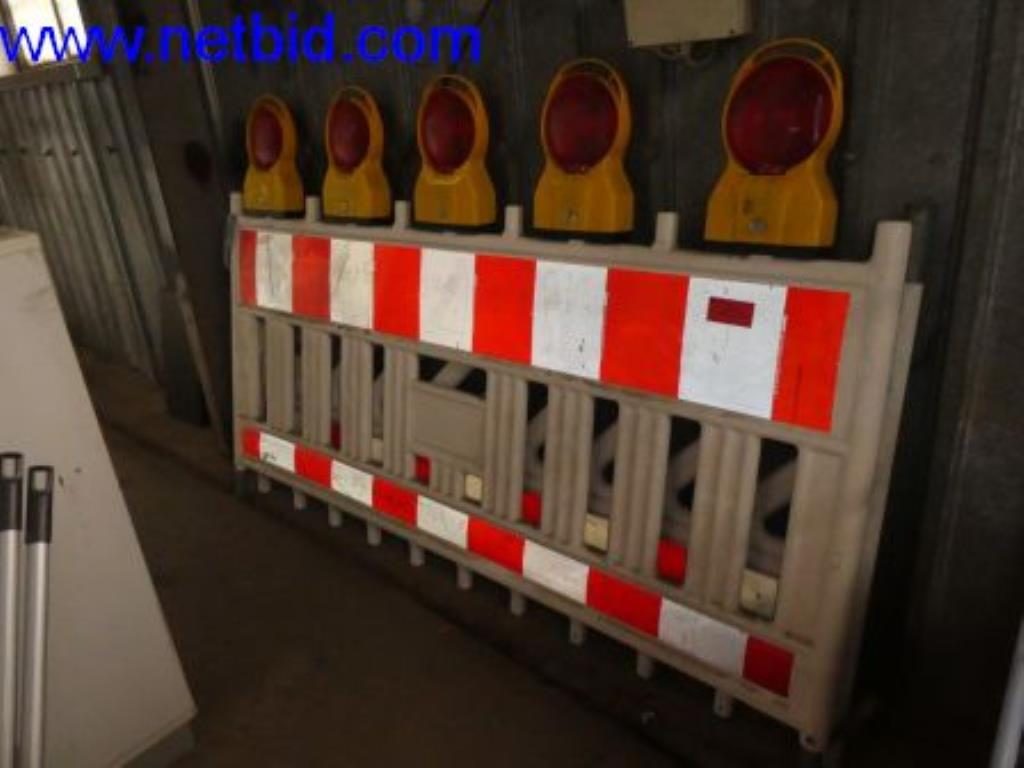 2 Absperrbaken gebraucht kaufen (Online Auction) | NetBid Industrie-Auktionen