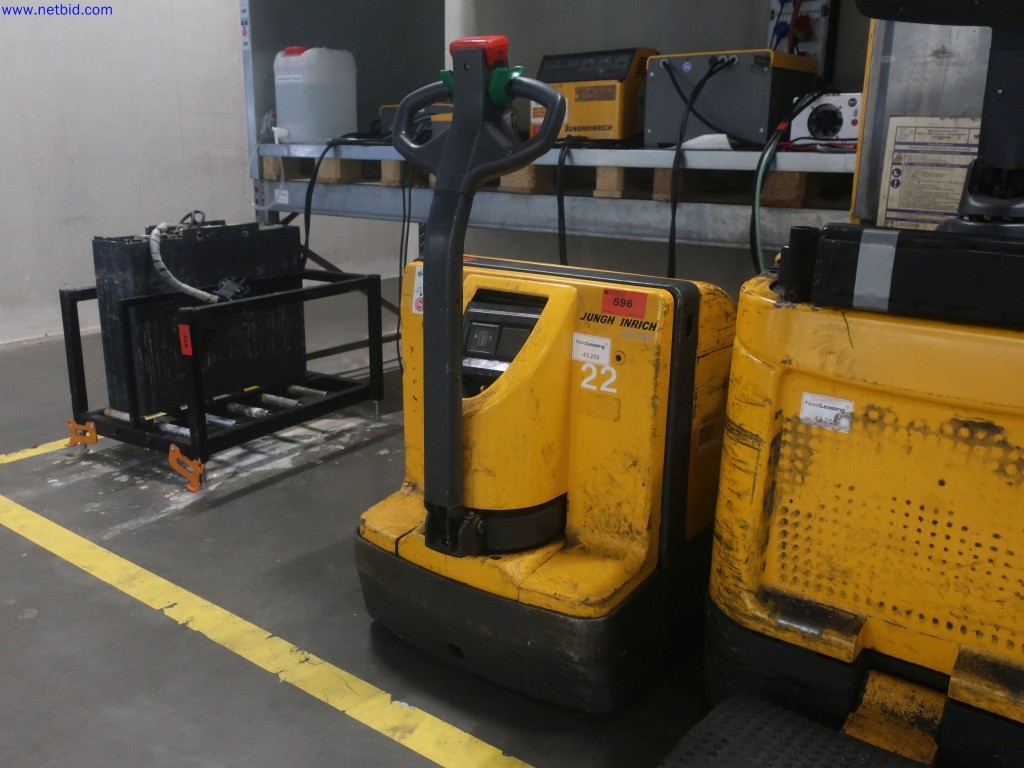 Used JUNGHEINRICH EJE 220 Electric pedestrian pallet truck for Sale (Auction Premium) | NetBid Industrial Auctions