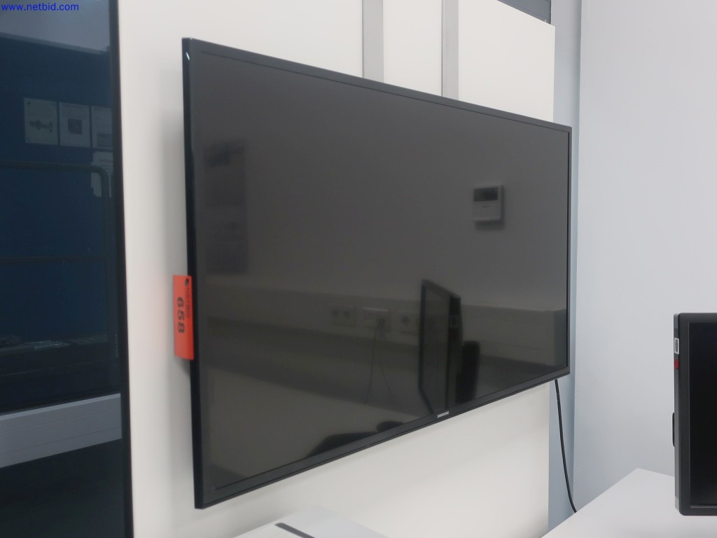 Used SAMSUNG ca. 42" Flat screen for Sale (Auction Premium) | NetBid Industrial Auctions