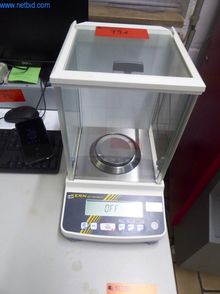 Used Kern ABJ-NM/ABS-N Analytical balance for Sale (Trading Premium) | NetBid Slovenija