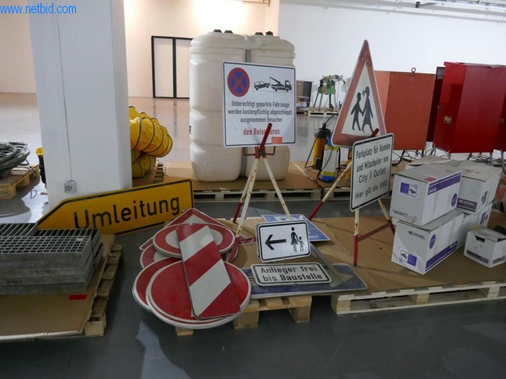 Used 1 Posten Traffic signs/safety signs for Sale (Online Auction) | NetBid Slovenija