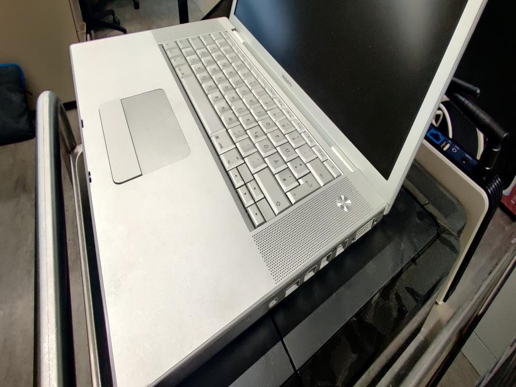 Used Apple Macbook Pro A1260 15" Laptop for Sale (Online Auction) | NetBid Slovenija