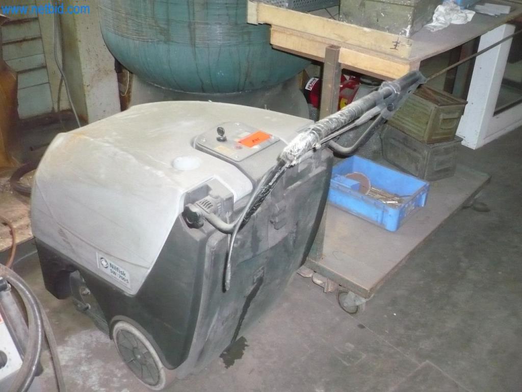 Used Nilfisk SW700S Motorized sweeper for Sale (Auction Premium) | NetBid Industrial Auctions