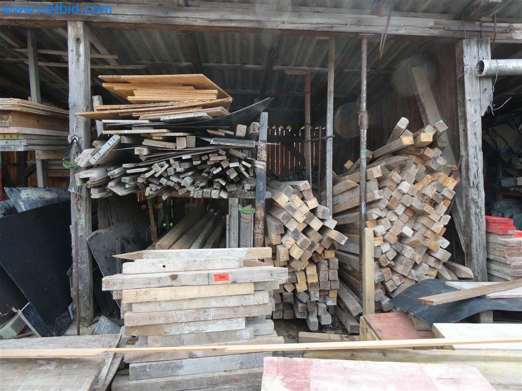 Plac budowy i drewno konstrukcyjne
