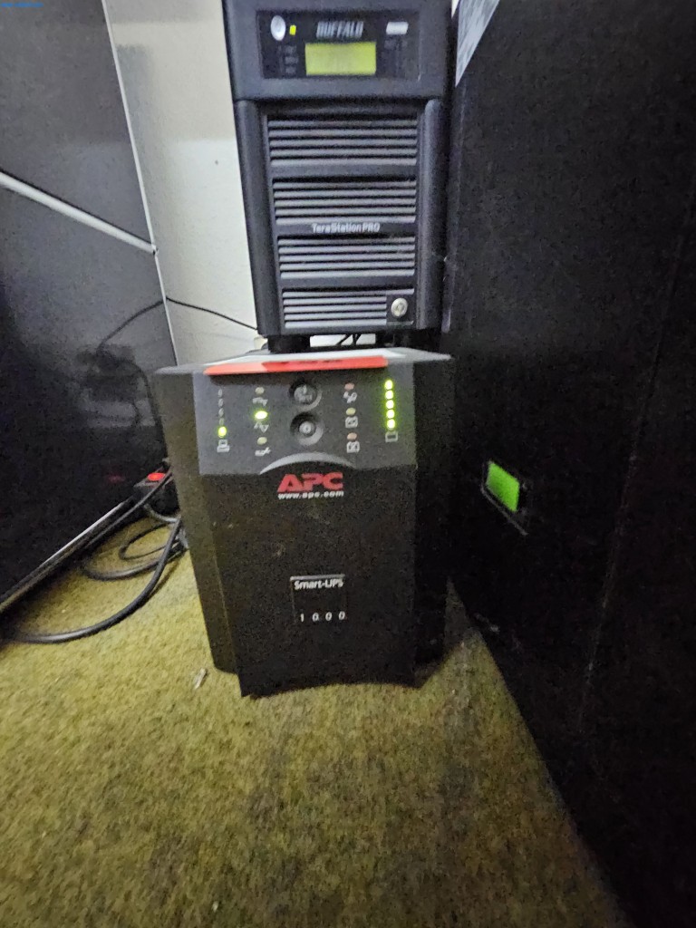 APC Smart UPS 1000 UPS