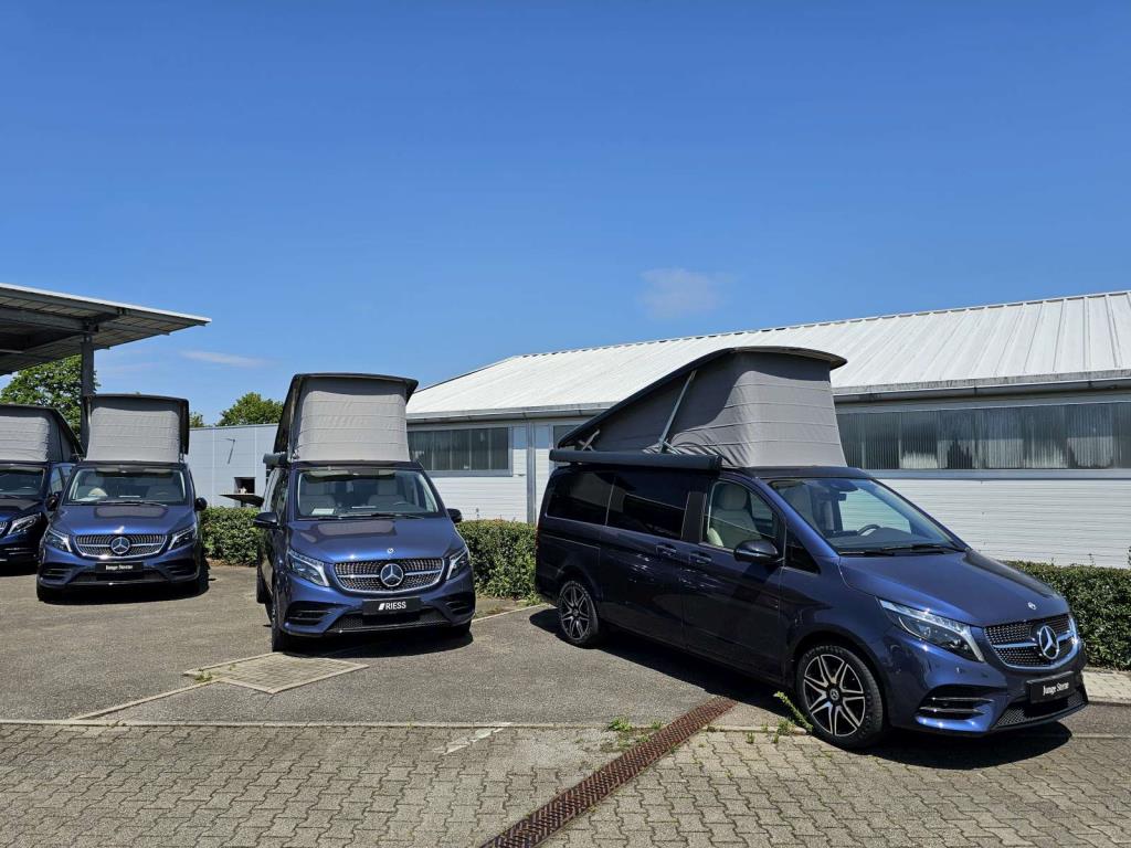 Moderne campers, bestelwagens en auto´s