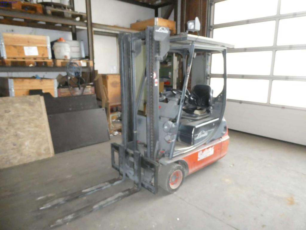 Used Linde E16C-02 Electric three-wheel forklift for Sale (Auction Premium) | NetBid Industrial Auctions