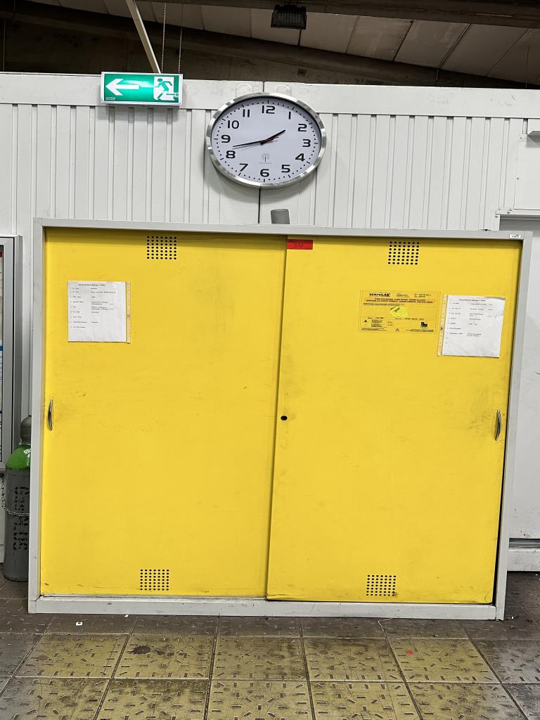 Used strore LAB CHS 1800 Steel sliding door wardrobe for Sale (Auction Premium) | NetBid Industrial Auctions