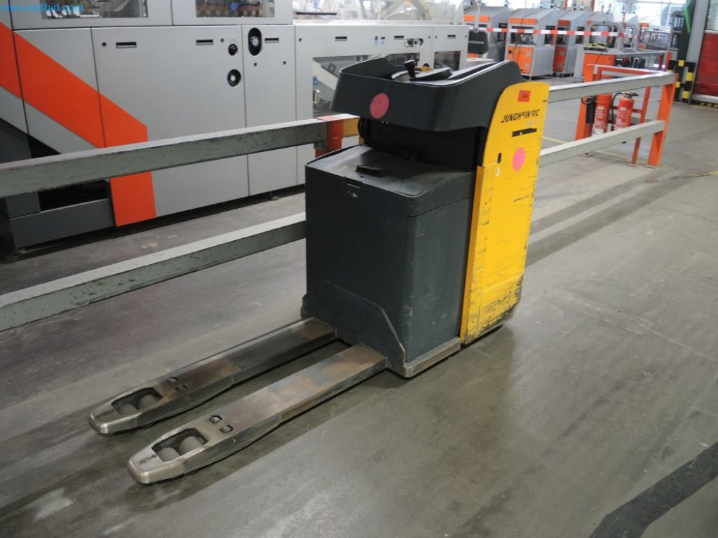 Used Jungheinrich ESE120 Electric sideloader for Sale (Auction Premium) | NetBid Industrial Auctions