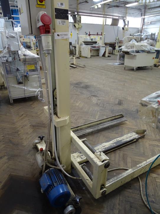 Kovinarstvo 1RRT Hydraulic lift table (Auction Premium) | NetBid España