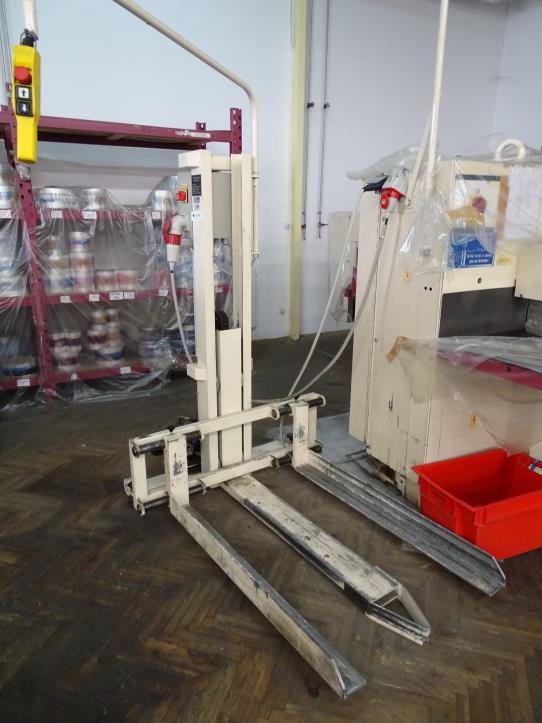 Used Kovinarstvo 1RRT Hydraulic lift table for Sale (Auction Premium) | NetBid Slovenija