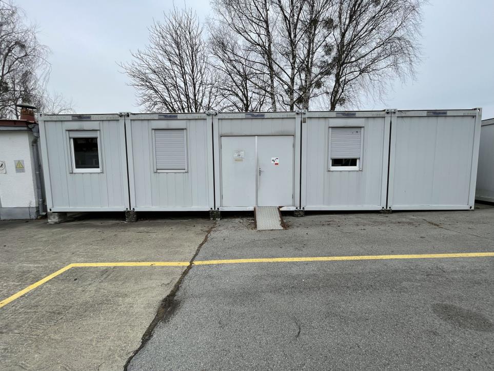 5 Psc connected living containers and equipment