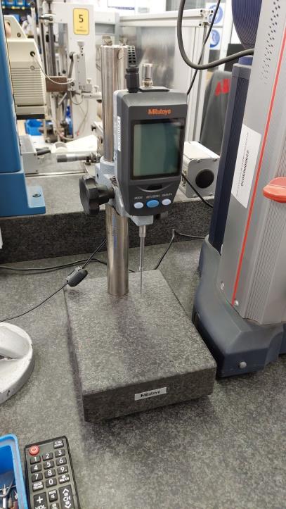 Used Mitutoyo ID-H0560 Digital indicator with stand for Sale (Auction Premium) | NetBid Industrial Auctions